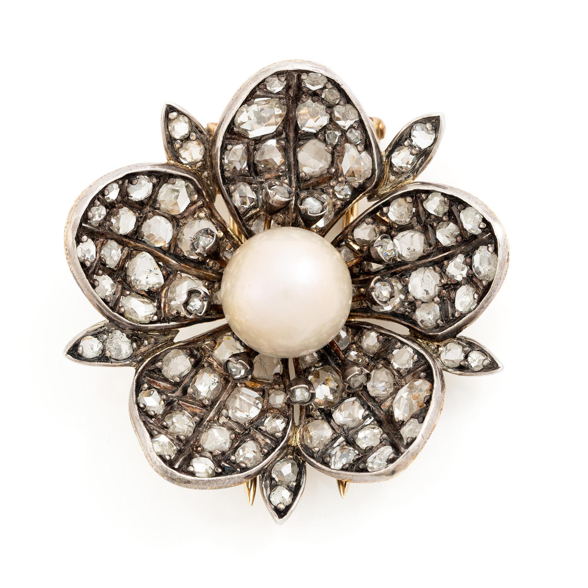 W.A. Bolin brosch i form av blomma 18K guld och silver med en bouton-formad pärla samt rosenslipade diamanter.