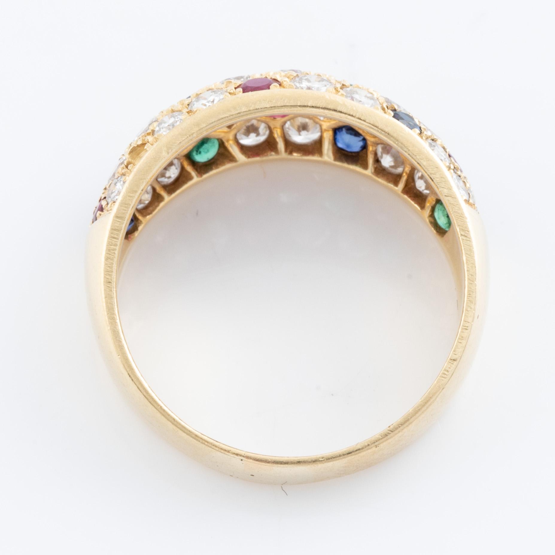 Ring med briljantslipade diamanter, rubiner, safirer och smaragder.