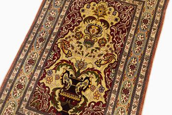 Matta, semiantik/old silke Hereke, Västra Anatolien, ca 103 x 66 cm.