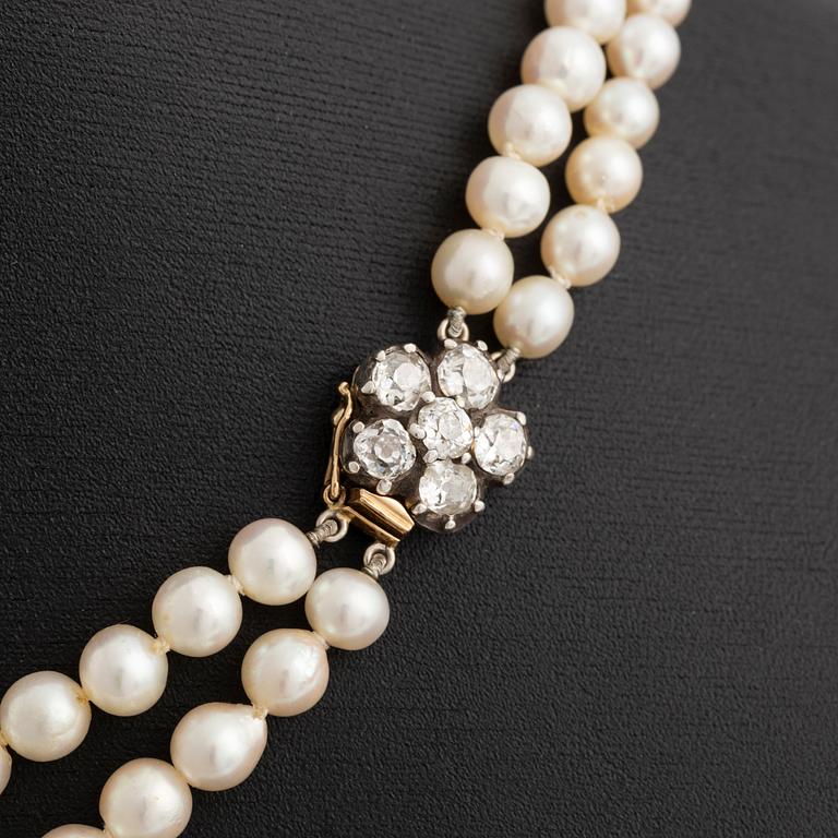 Collier, tvåradigt med doserade pärlor med lås i 18K guld med sex gammalslipade diamanter.