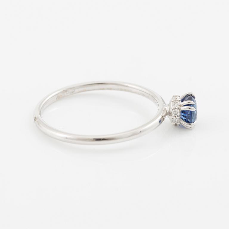 Ring 14K white gold with a sapphire and small brilliant-cut diamonds.