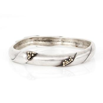 ARMRING, sterlingsilver och guld, Ole Kortzau för Georg Jensen, Danmark, efter 1945. Total vikt ca 57 g.