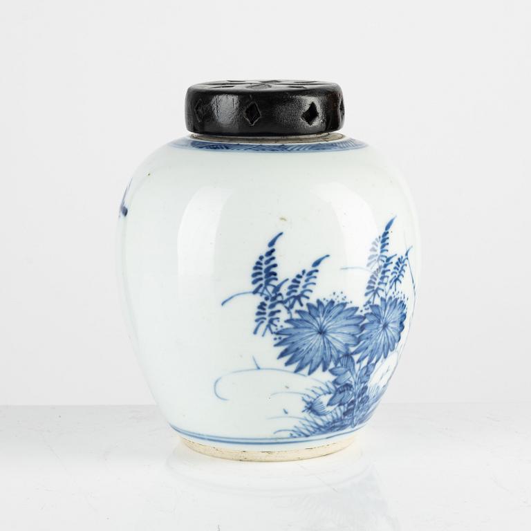 A Chinese blue and white porcelain jar woth wooden cover, Qing dynasty, 18th century.