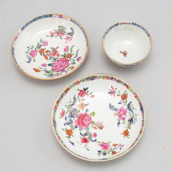 Koppar med fat, fyra stycken samt assietter, fyra stycken, kompaniporslin. Qingdynastin, Qianlong (1736-95).