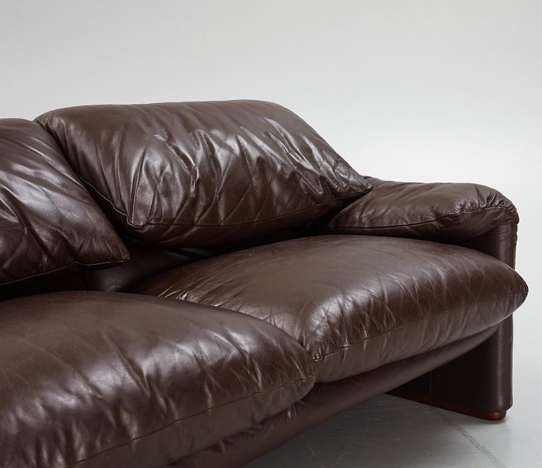 A Vico Magistretti leather sofa, "Maralunga" Cassina, Italy 20th century latter part.