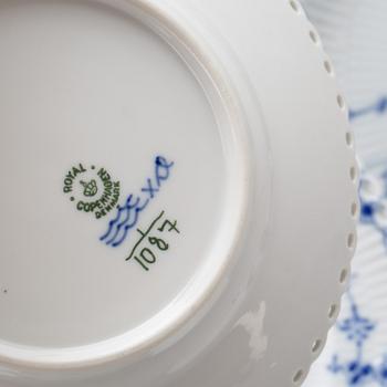 SERVISDELAR, ca 30 delar, porslin. "Musselmalet", Royal Copenhagen.