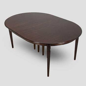 A dining table, Hepplewhite style, later half of the 20th century.