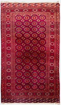 An antique Turkmen carpet, approx. 397x233 cm.