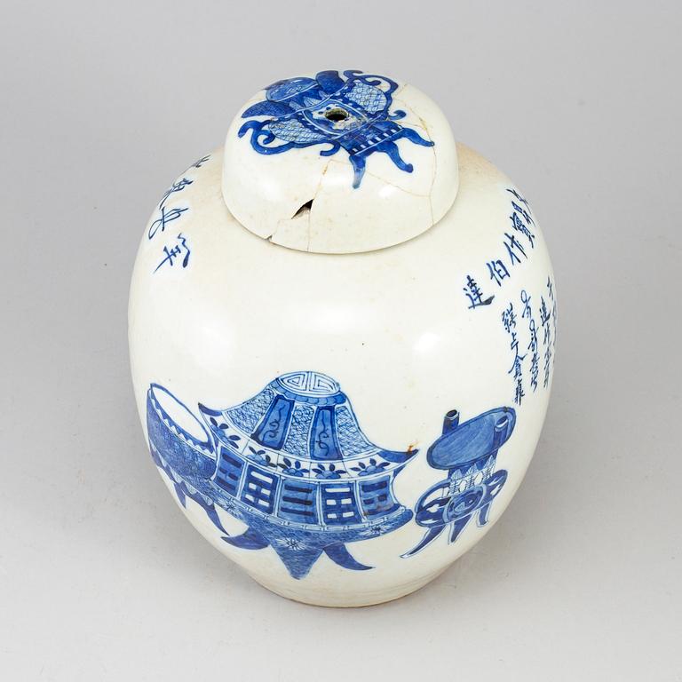 A large blue and white jar with cover, Qing dynasty, late 19th/early 20th century.