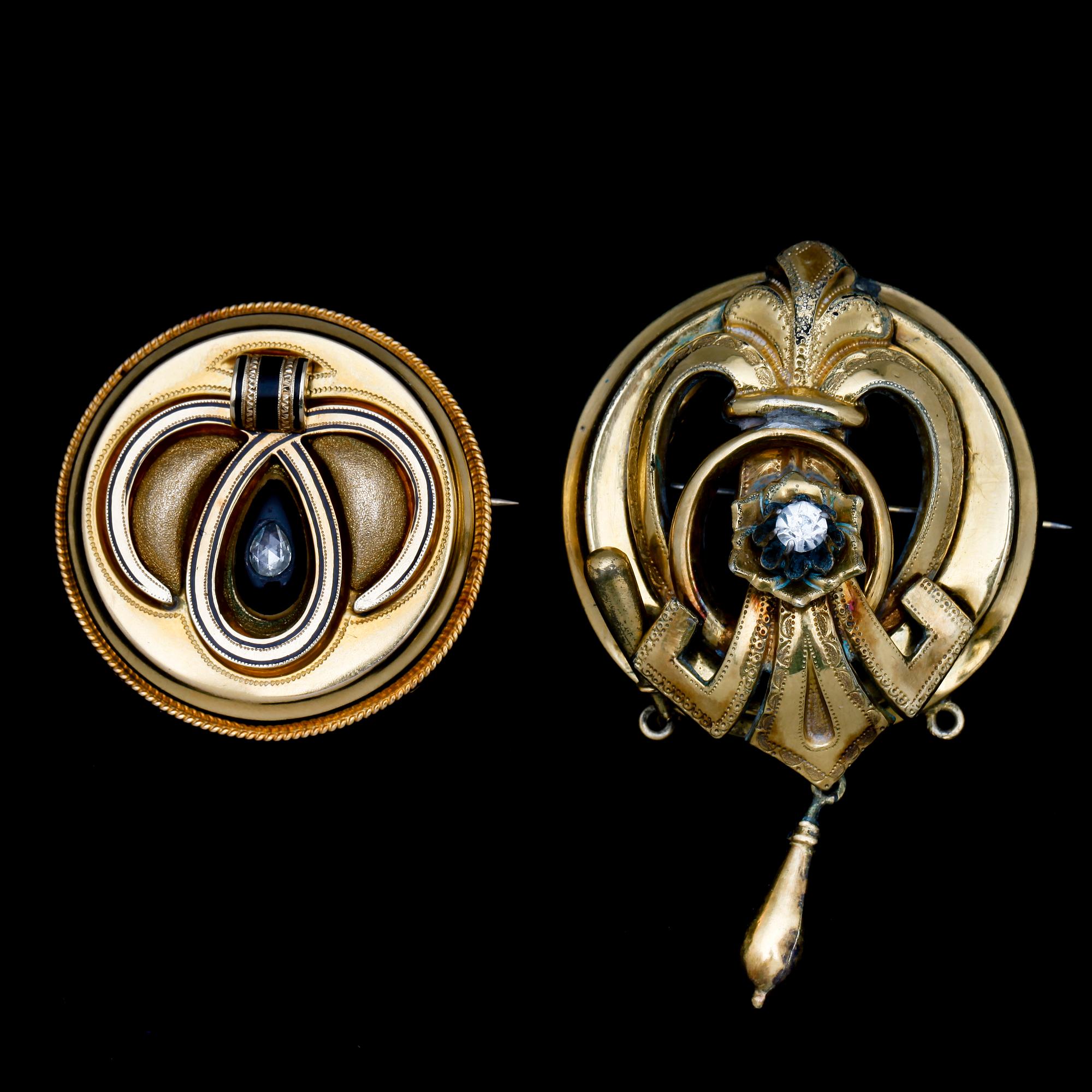 BROSCHER, 2 st, guld 18k guld tot ca 12g, 14k guld tot ca 10g, 1800-tal.