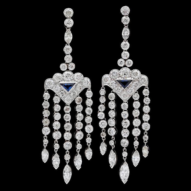 ÖRHÄNGEN, briljant- och navettslipade diamanter, tot, ca 12.50 ct, med blå safirer.