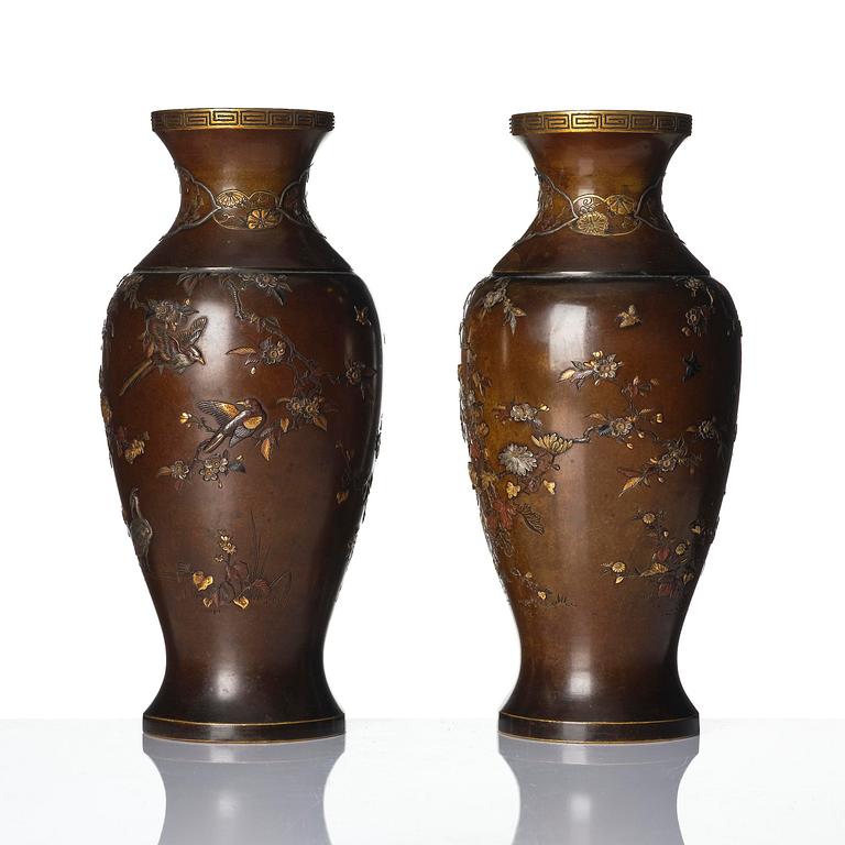Vaser, ett par, brons. Japan, 1800-tal. Signerade Kumagai Zo, Kyoto.