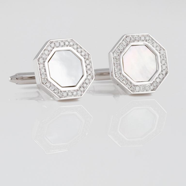 MANSCHETTKNAPPAR, 18K vitguld med briljantslipade diamanter 0.42 ct samt pärlemor. Vikt 8,5 gram.