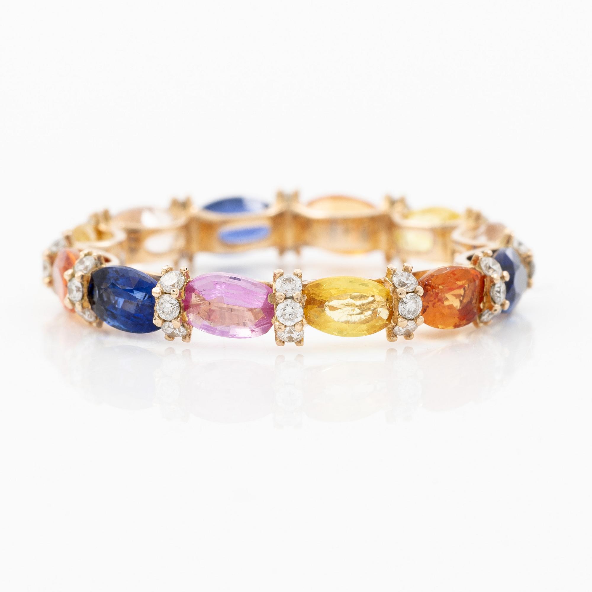Ring in 14K gold with oval multi-coloured sapphires and small brilliant-cut diamonds.