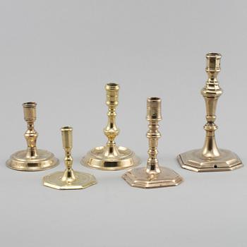 LJUSSTAKAR, 5 st, mässing, delvis 1700-tal.