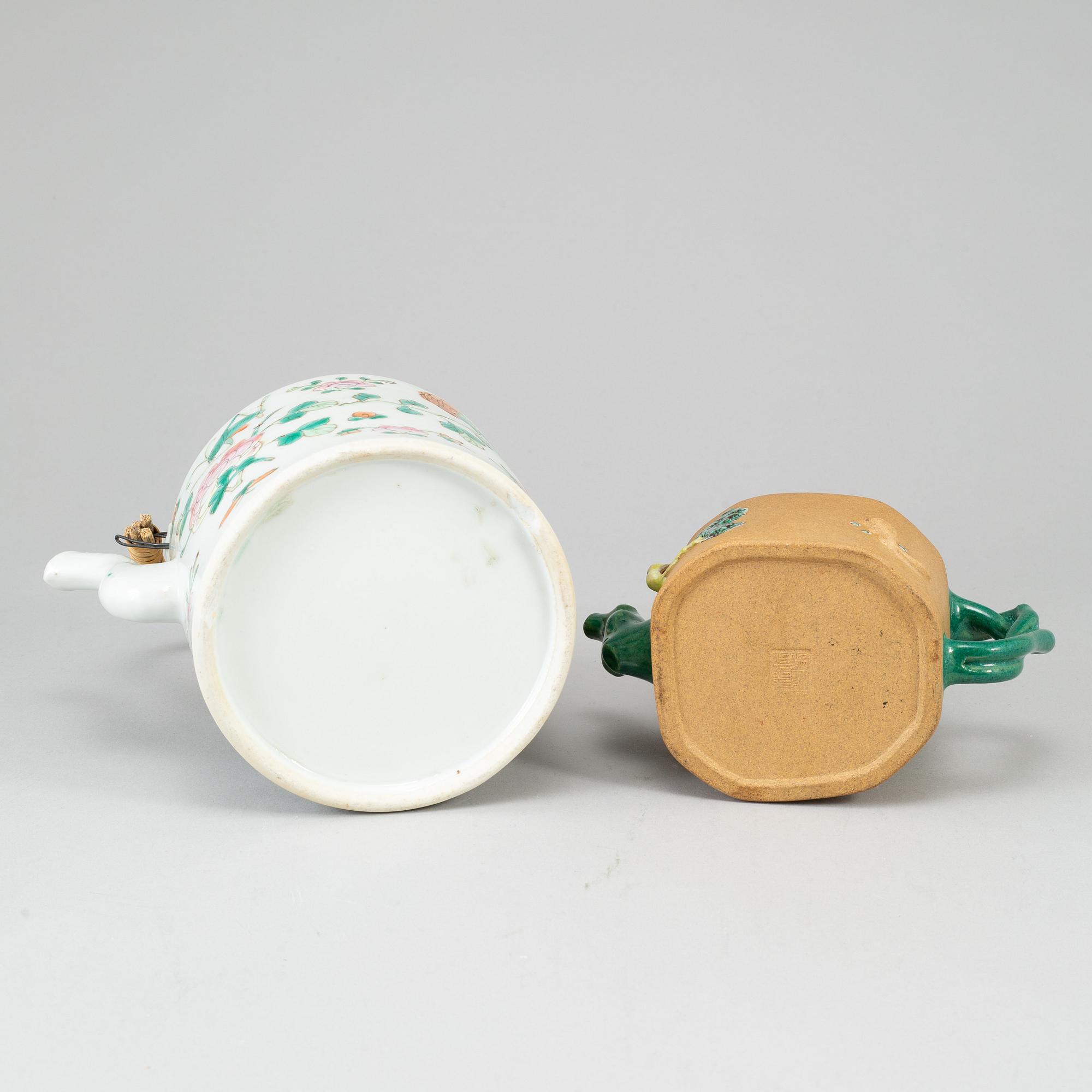 TEKANNOR, 2 st, yixing samt porslin. Qingdynastin samt Kina, 1800-1900-tal.