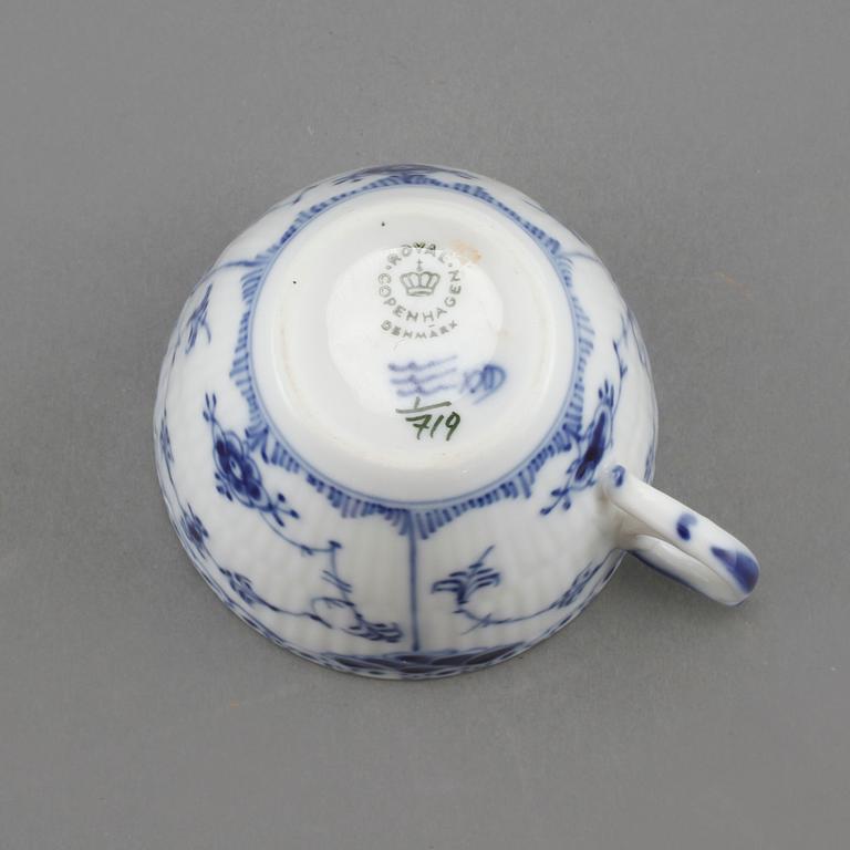 SERVISDELAR, 27 st, porslin, "Musselmalet", Royal Copenhagen, Danmark, 1900-talets andra hälft.