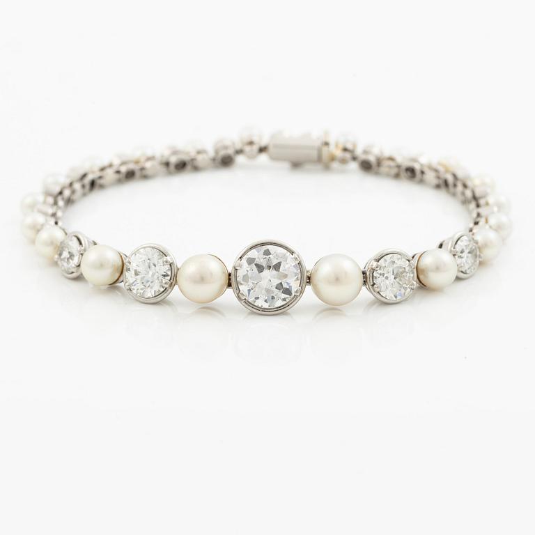 Bracelet/necklace platinum and 18K white gold with pearls and old-cut diamonds. Likely from the 1930s.