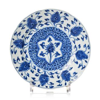 897. A blue and white dish, Qing dynasty, Kangxi (1662-1722).