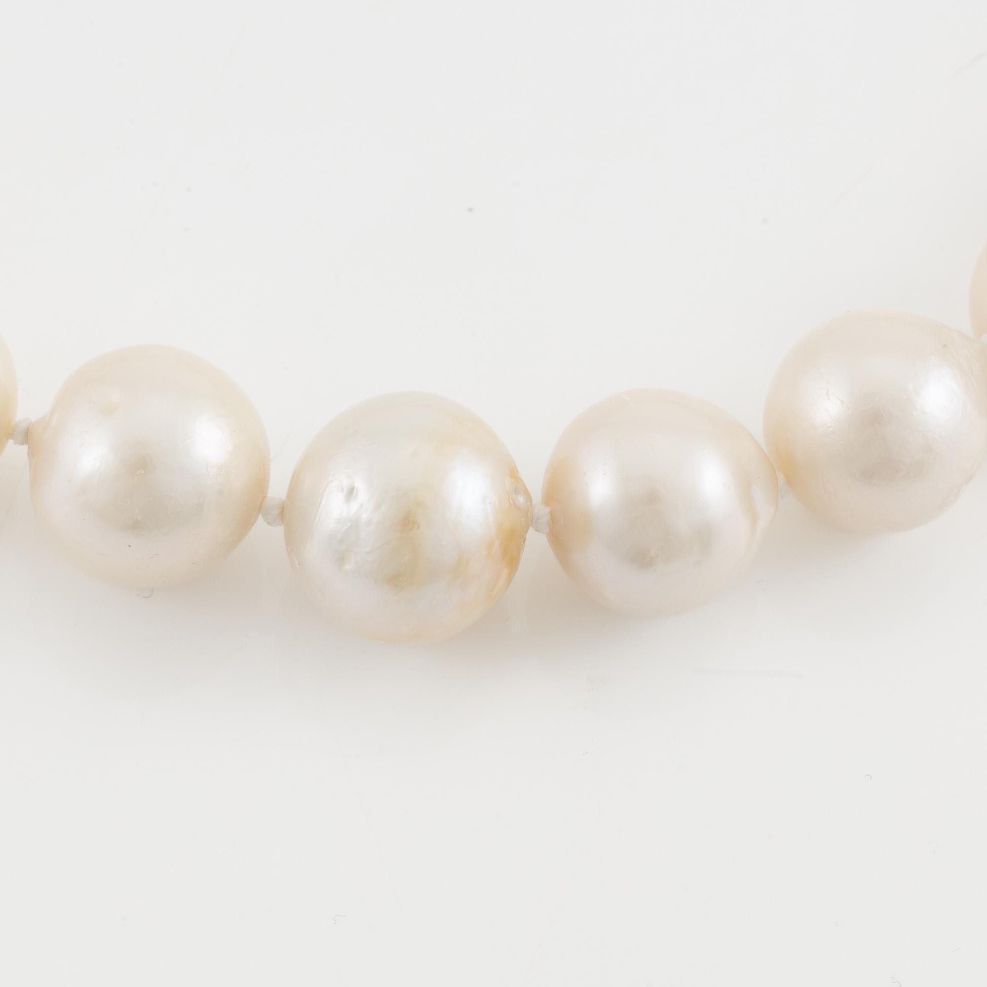Collier med odlade sötvattenspärlor, lås 18K guld.