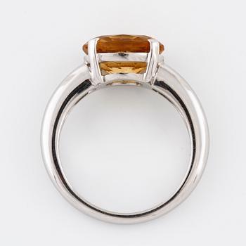 A oval cut citrine ring.