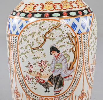 GOLVVAS, porslin, Kina, 1900-tal.