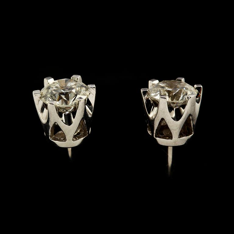 ÖRHÄNGEN, ett par, 18k vitguld med 2 briljantslipade diamanter tot ca 1.0 ct, Albrekts Guld. Vikt 2 g.