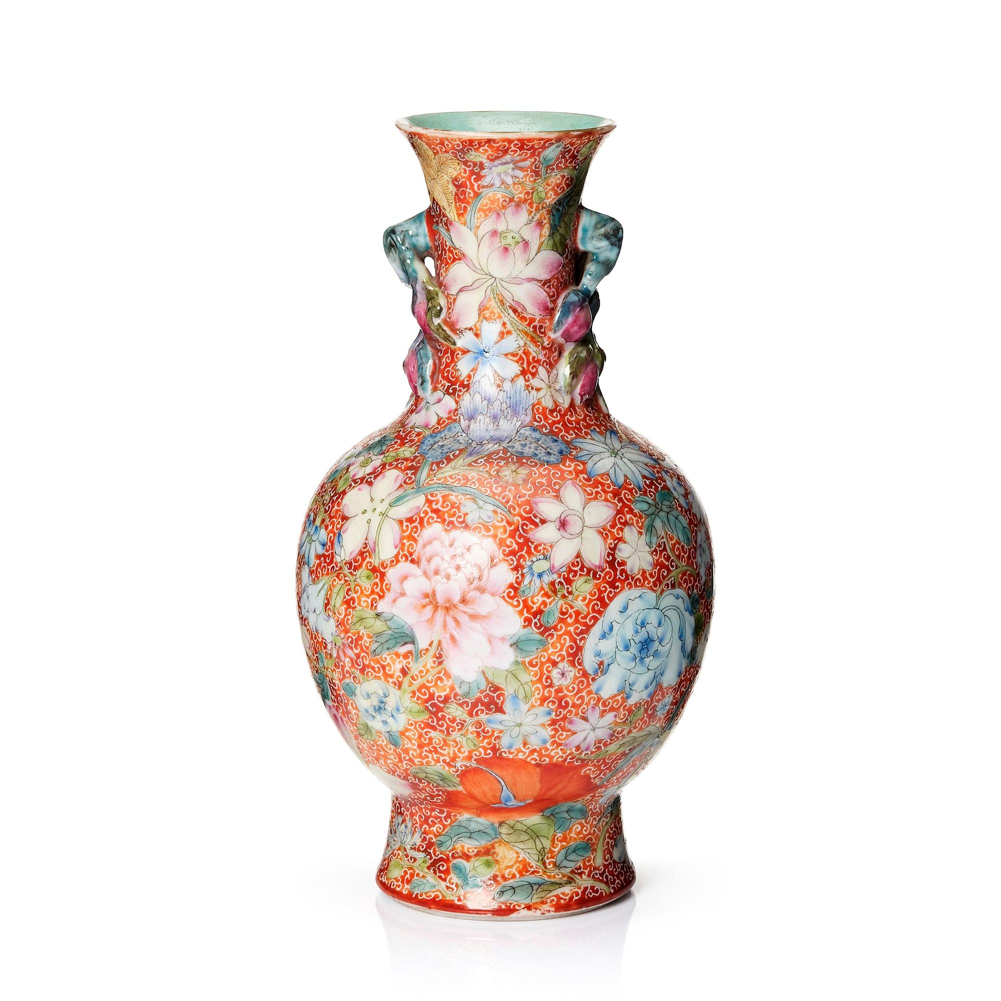 Vas, porslin. Kina, Republik, med Qianlongsmärke.