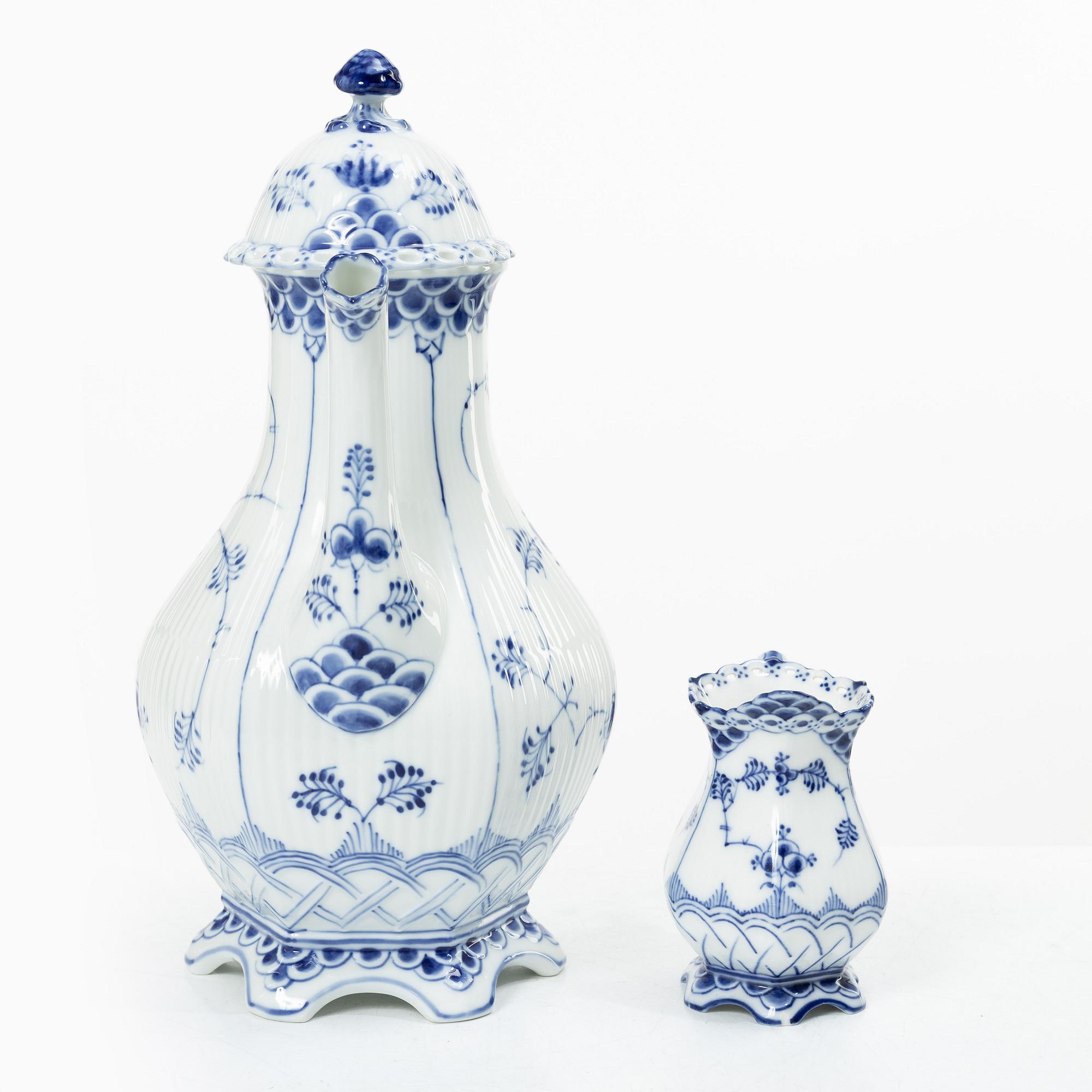 Royal Copenhagen, coffee service, 46 pieces, “Musselmalet Halvblonde”, Denmark.