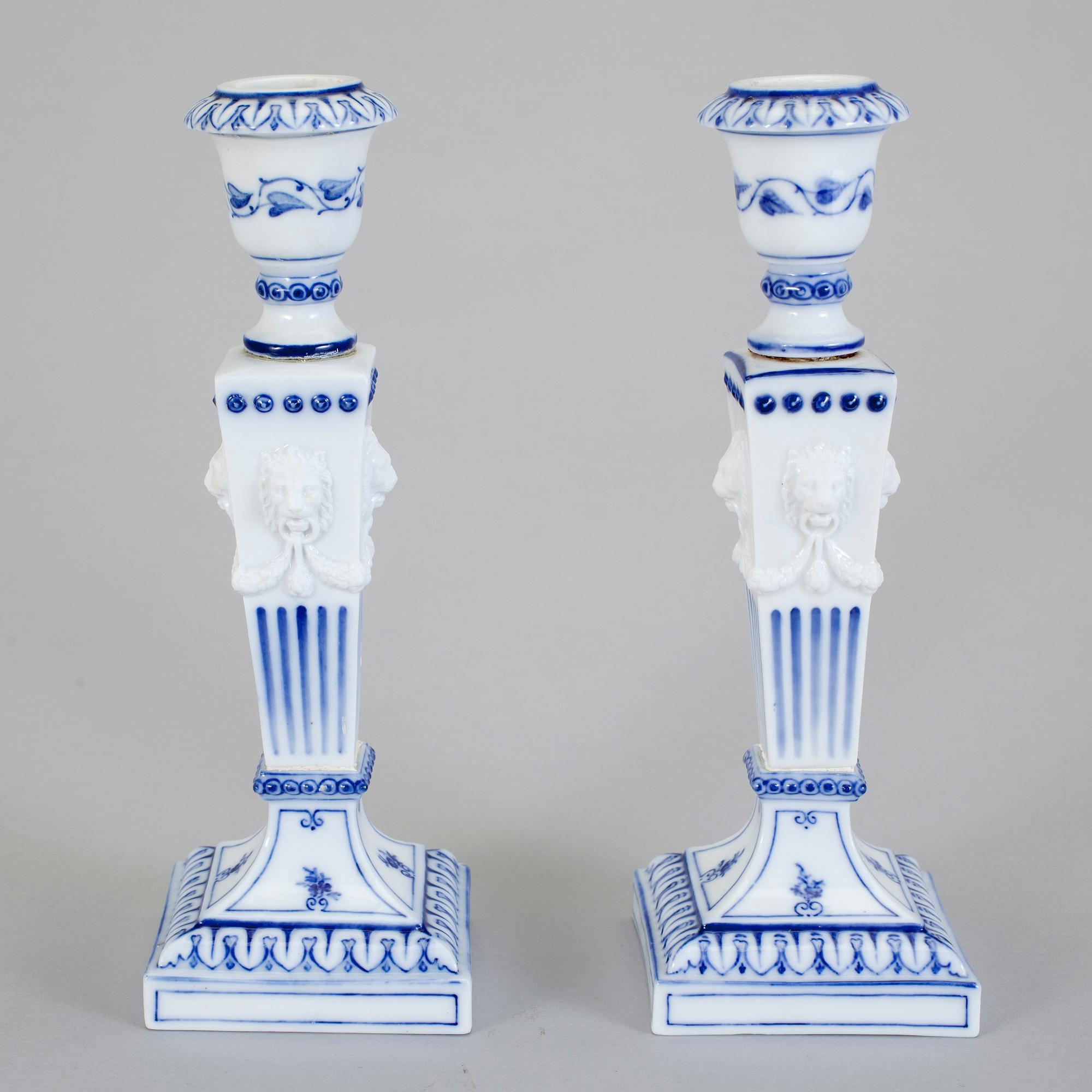 LJUSSTAKAR, ett par, "Musselmalet", Royal Copenhagen, 1800-tal.