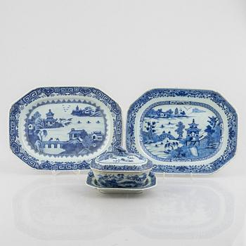 Two blue and white export porcelain  serving dishes and a butter tureen with cover and stand, China, Qianlong (1736-95).