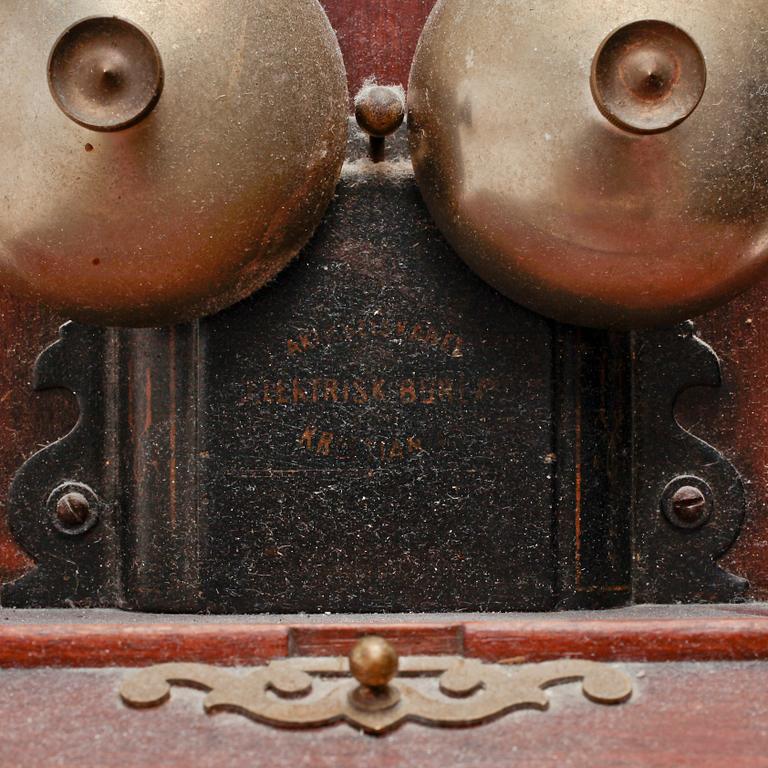 VÄGGTELEFON, trä, märkt AS ELEKTRISKA BUREAU KRISTIANIA, NORGE. 1900-talets början.