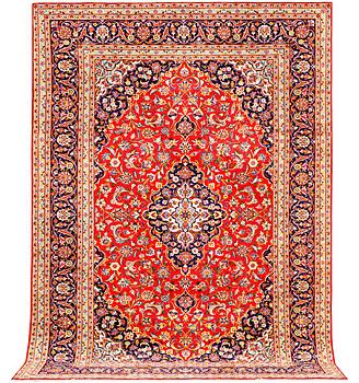 A Kashan carpet, a. 360 x 243 cm.