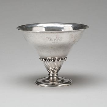SKÅL PÅ FOT, silver. G F Hallengren, Malmö, 1923. 355g.