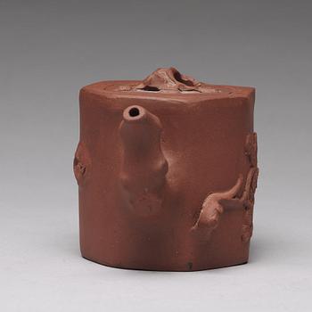 A Yixing teapot with cover, Qing dynasty, 19th Century. With sealmark to base.