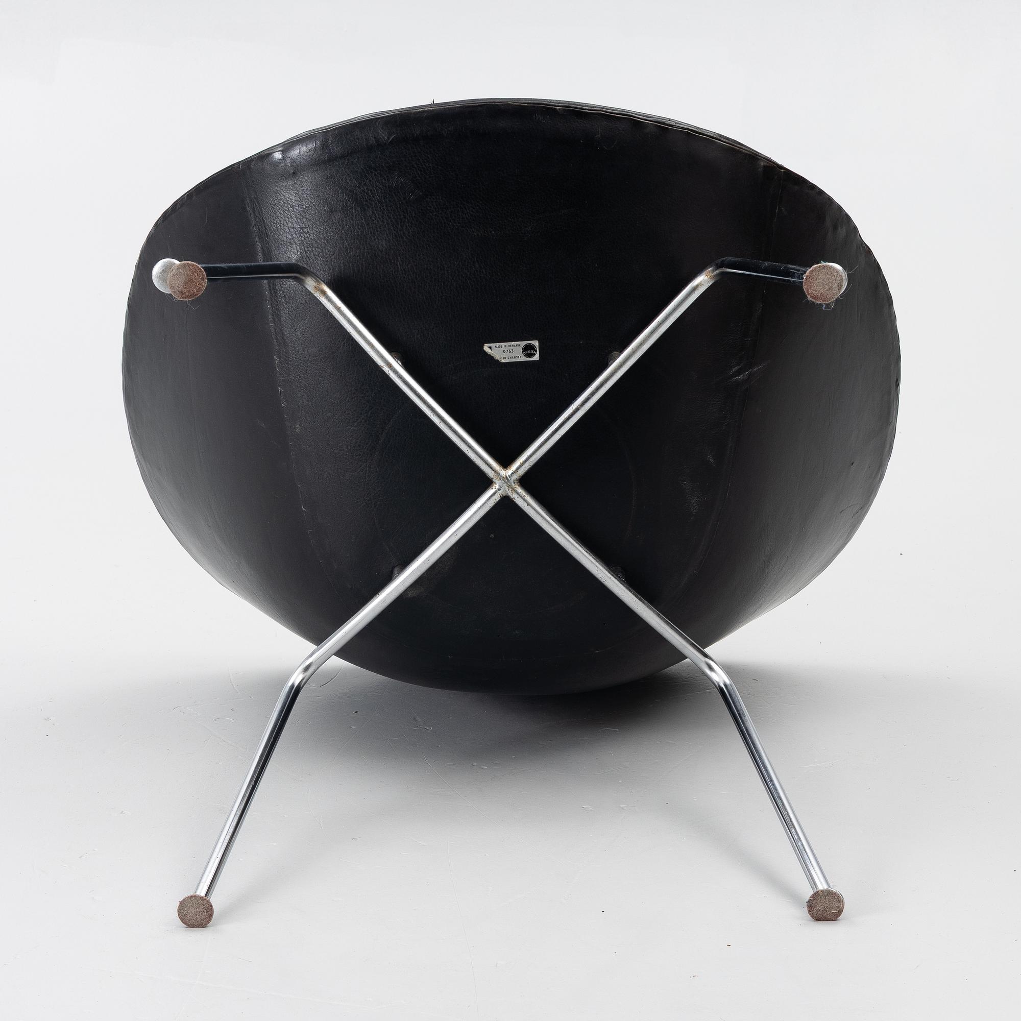 Arne Jacobsen, fåtölj, "The Pot", Fritz Hansen, Danmark, 1900-talets andra hälft.
