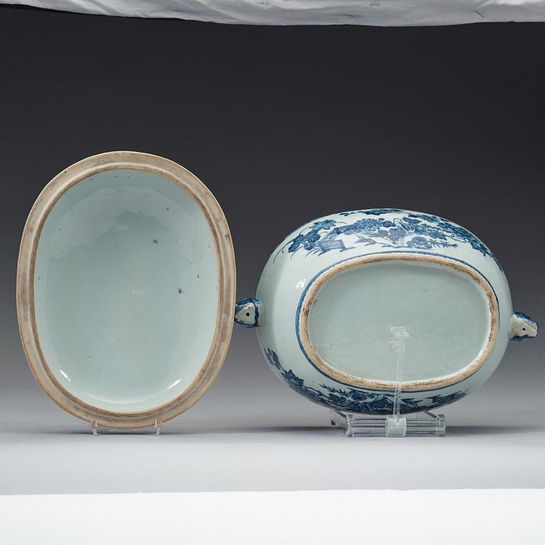 An export porcelain blue and white tureen and cover, Qing dynasty, Qianlong (1736-1795).