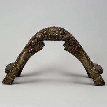 Sadel, trä och metall. Troligen sen Qing dynasti (1644-1911).