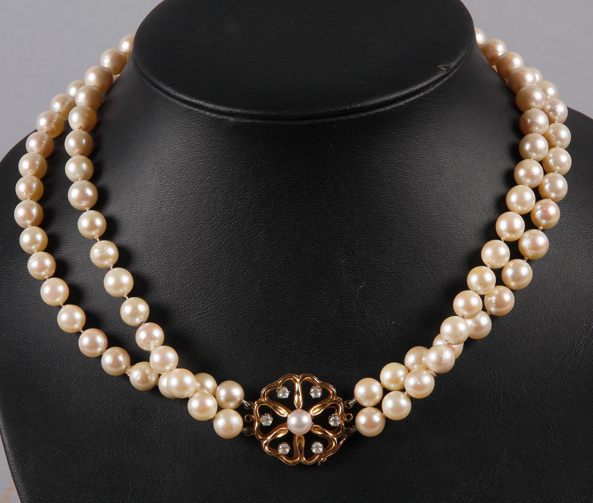 PÄRLCOLLIER, odlade pärlor och 18 K guldlås, 1961.