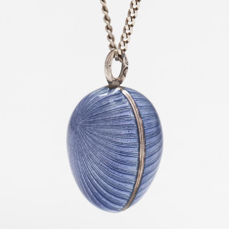 A Tillander, A silver necklace with an enameled egg.