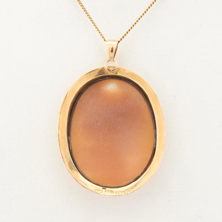 Necklace 18K gold set with a carved shell cameo, Stockholm 1920.