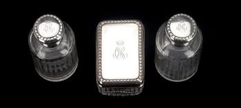 TOILETTSET, 3 delar, silver, samt glas, Frankrike 1800-senare hälft. Silvervikt ca 141,9 g.