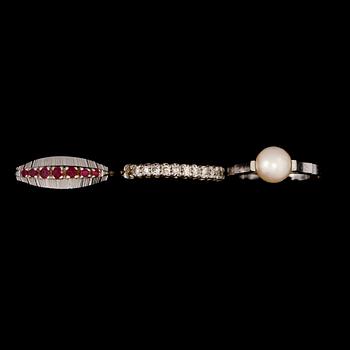 RINGAR, 3 st, 18k vitguld med åttkantslipade diamanter, fasettslipade rubiner respektive odlad pärla. Vikt 8 g.