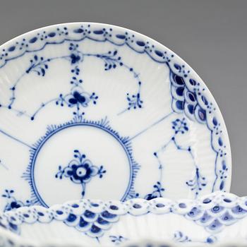 TESERVIS, 39 delar, porslin, "Musselmalet", Royal Copenhagen, 1900-talets andra hälft.