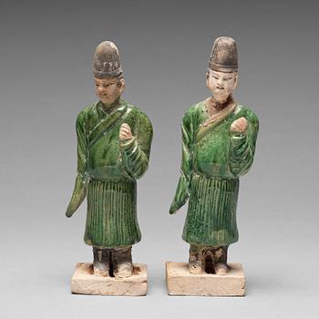 131. SKULPTURER, två stycken, lergods. Ming dynastin (1368-1644).