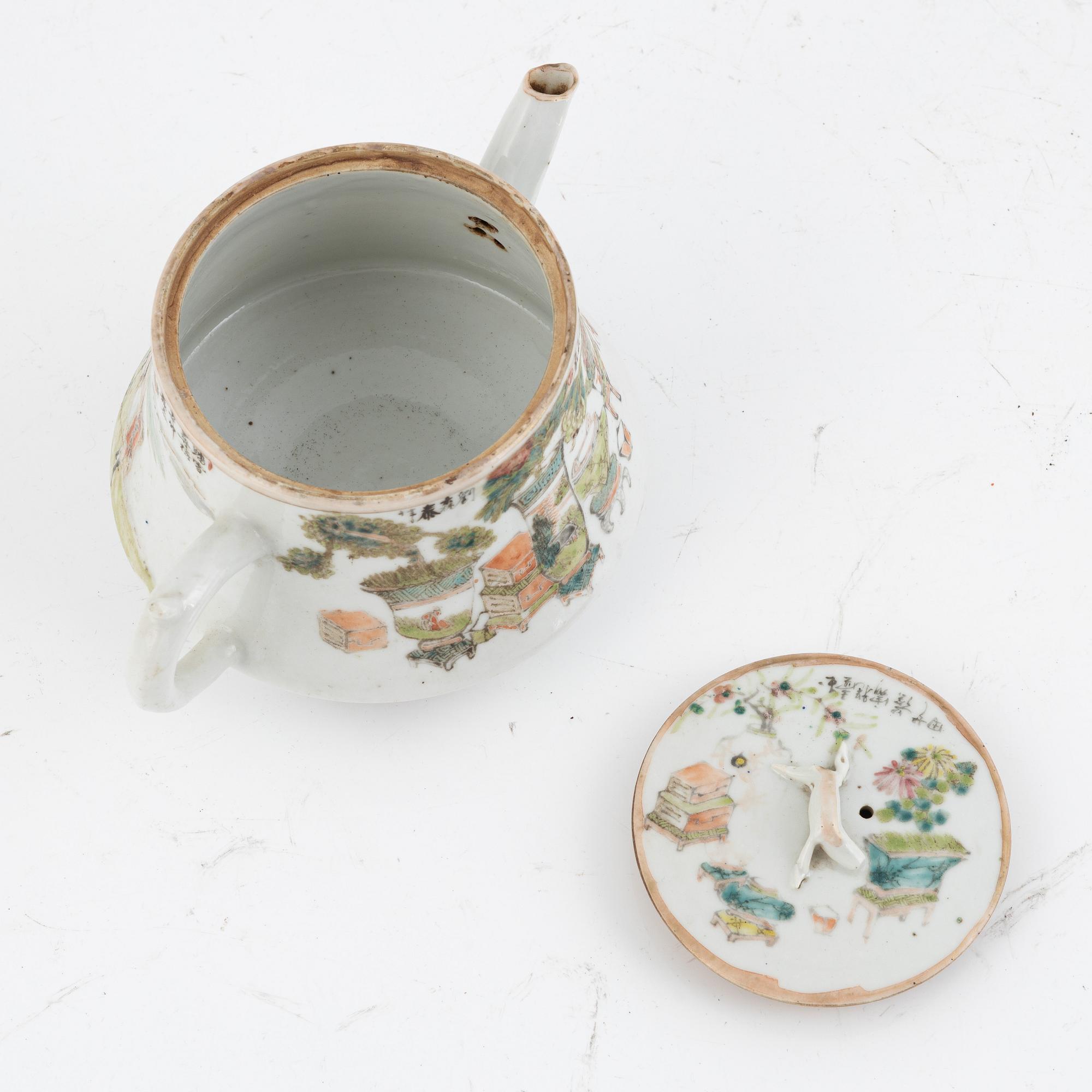 Tekannor, fyra stycken, samt kaffekanna, porslin, Kina, sen Qingdynasti/1900-tal.