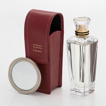 Cartier, hajuvesikotelo sekä pullo ja meikkipeili.
