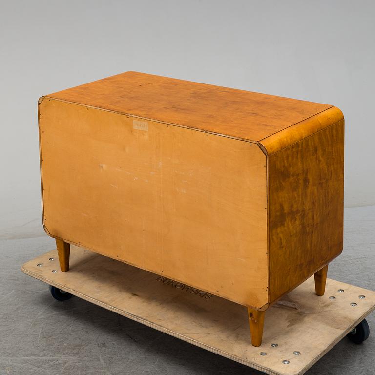 A 1940s chest of drawers.