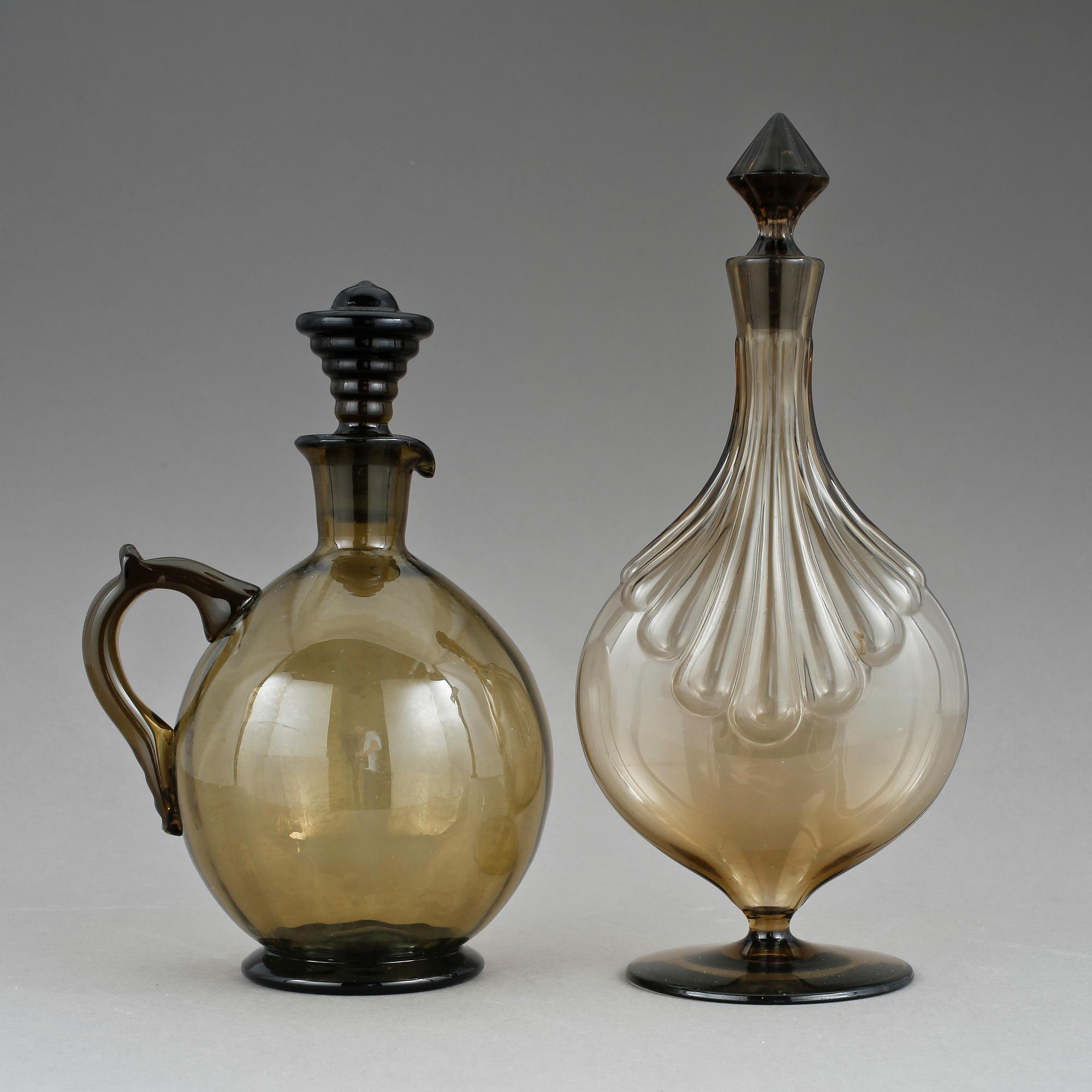 KARAFFER, 2 st, glas, bl.a. Simon Gate, Sandvik, 1920-30-tal.