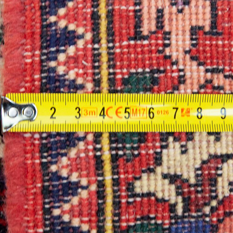 A semiantique Bahtiar carpet ca 319 x 209 cm.
